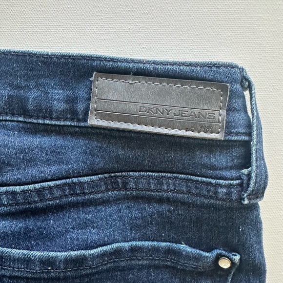 DKNY Jeans SoHo Straight Size 4 - Mid Rise Dark Wash - Picture 3 of 6